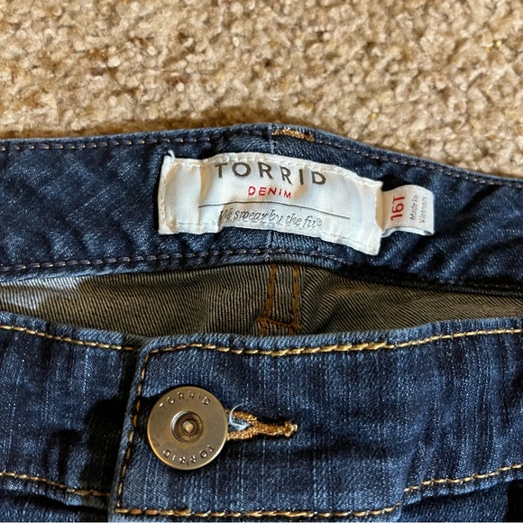 Torrid Boyfriend Cut Bootcut Jeans Dark Wash Blue Denim Stretch Size 16T - Picture 4 of 7